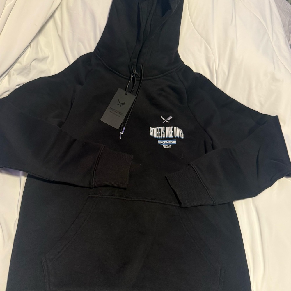 Black Men's Hoodie Sweatshirt 2 available men’s M and XL. C 32/33